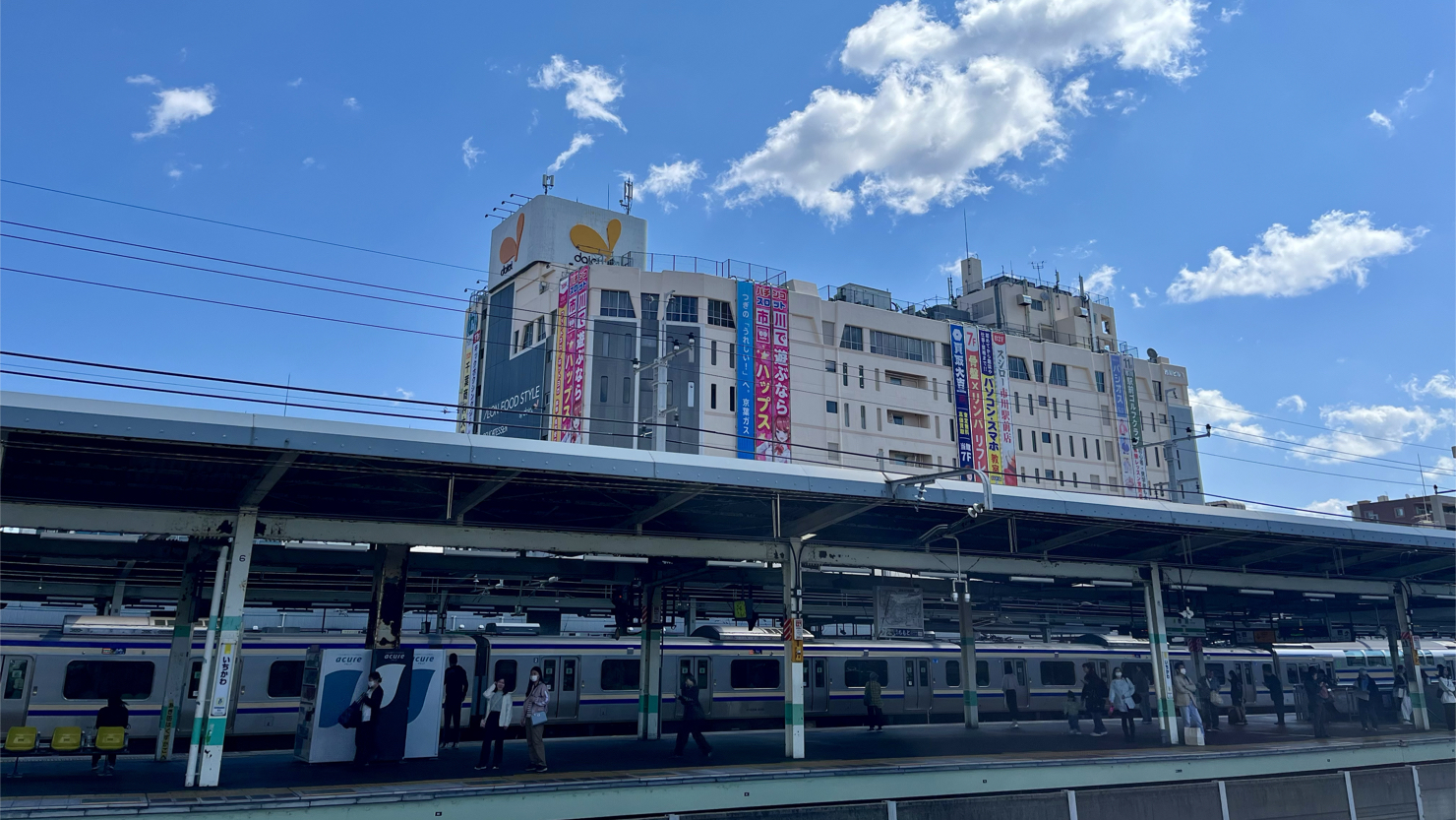 JR市川駅南口ペデストリアンデッキから市川駅ホームを望む（2025年5月撮影）