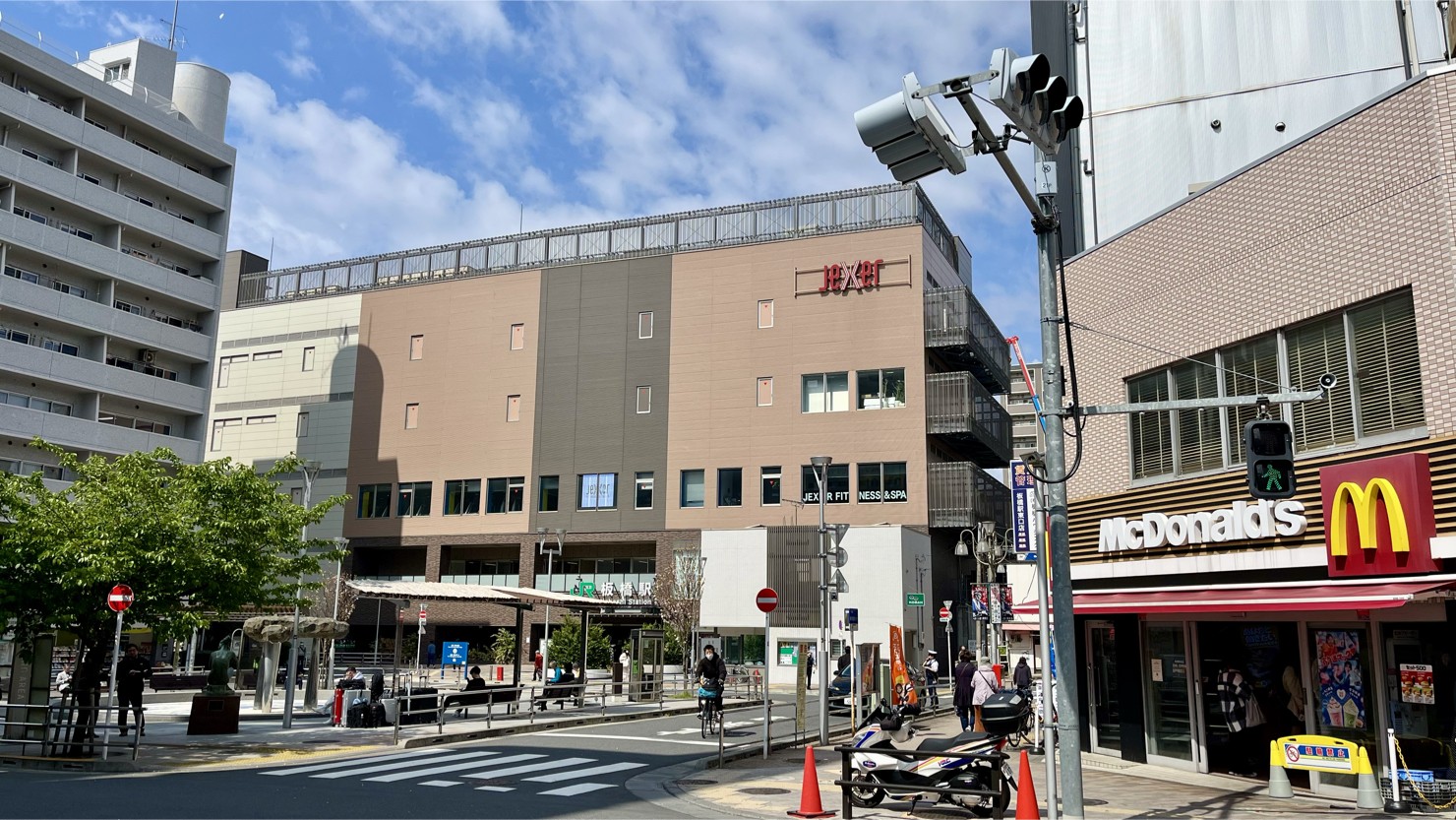 JR板橋駅東口からJR板橋東口ビルを望む（2025年4月上旬撮影）