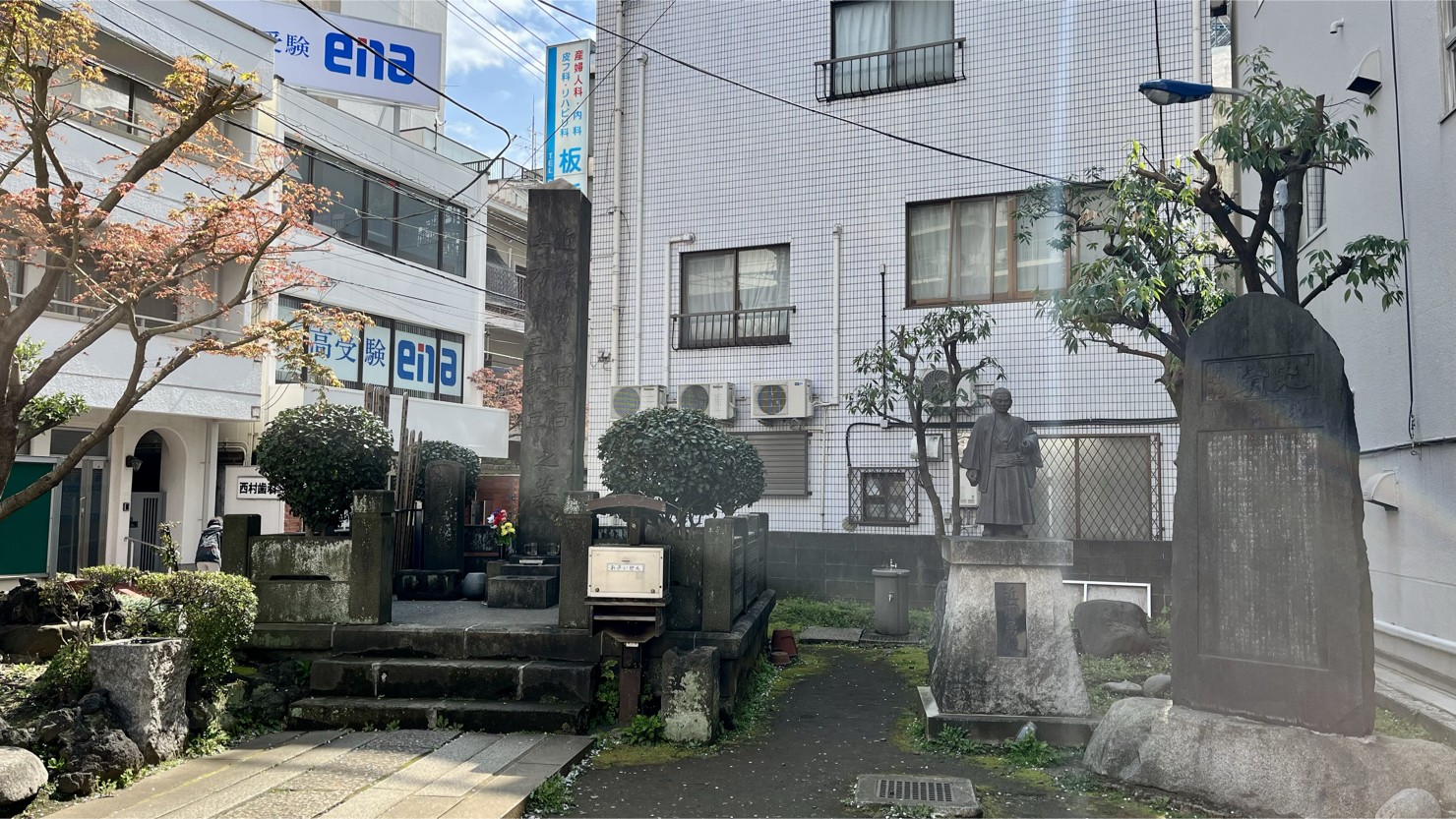 板橋駅東口の「近藤勇の墓」（2025年4月上旬撮影）