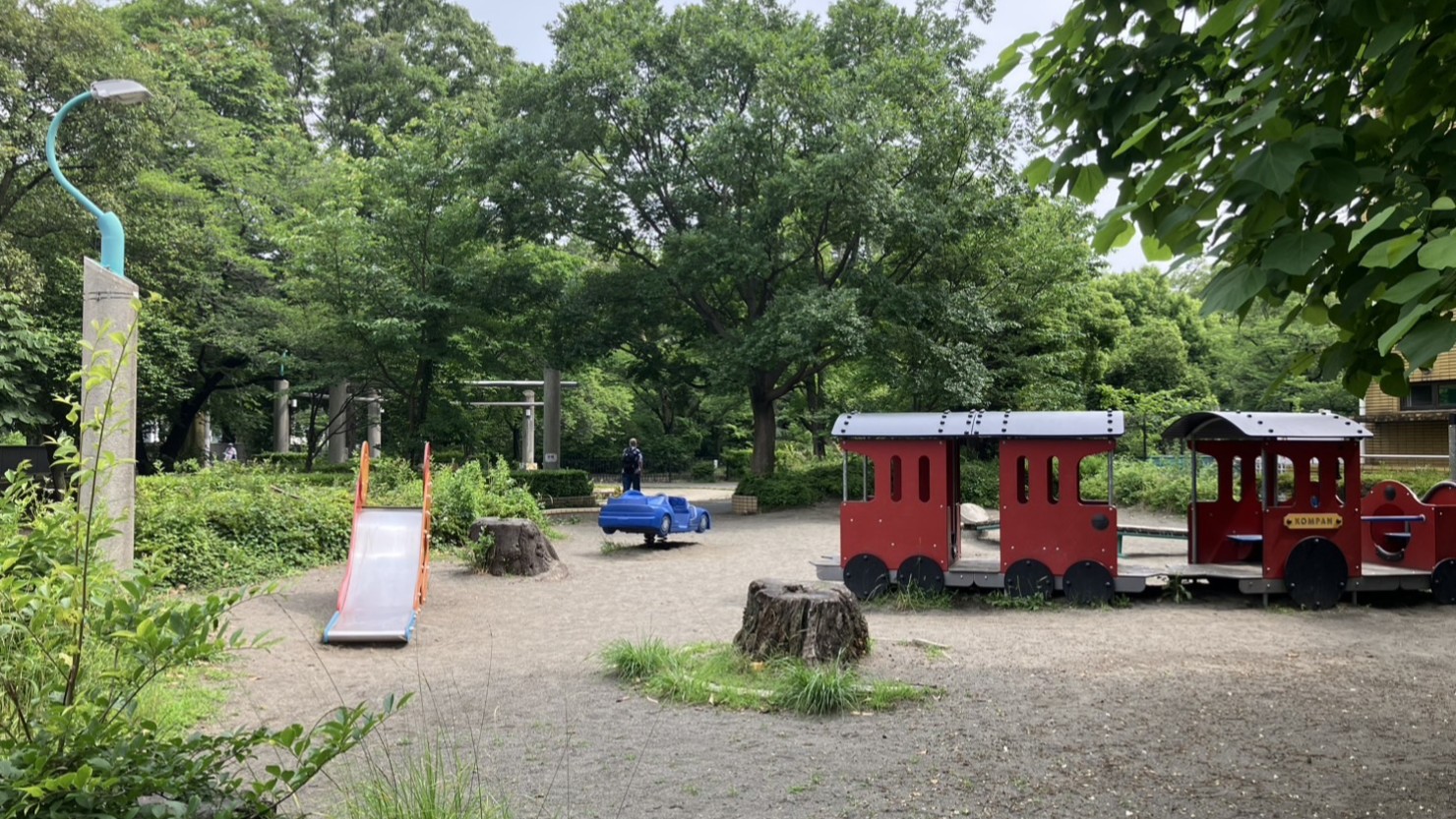 小さな子ども向けの遊具も豊富な栗山公園。