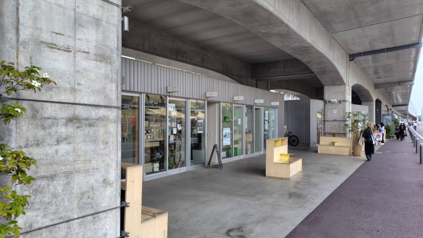 東小金井駅　高架下の風景。個性的な店舗が並んでいます。