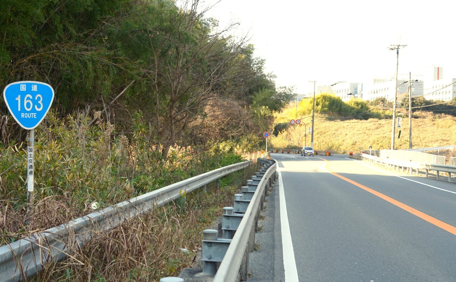 大阪市から続く国道163号線が学研奈良登美ヶ丘駅の北側を通る