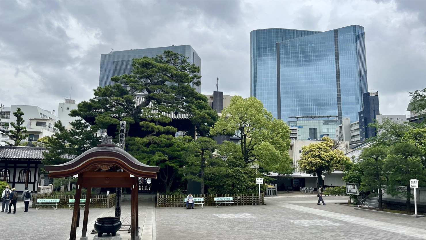 泉岳寺境内から高輪ゲートウェイシティを望む　※2025年5月撮影