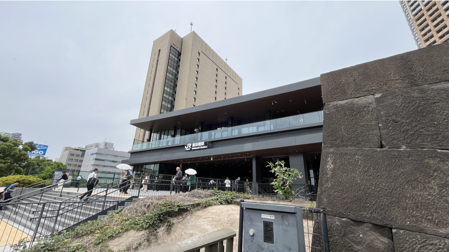 JR飯田橋駅西口（2025年６月撮影）