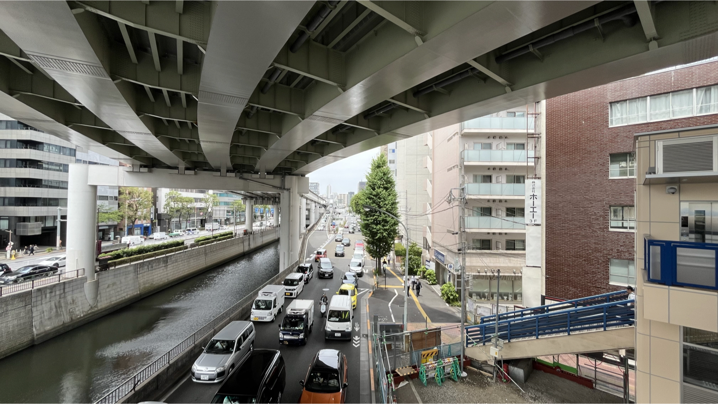 飯田橋交差点の歩道橋より、北側方面の神田川を撮影（2025年6月撮影）