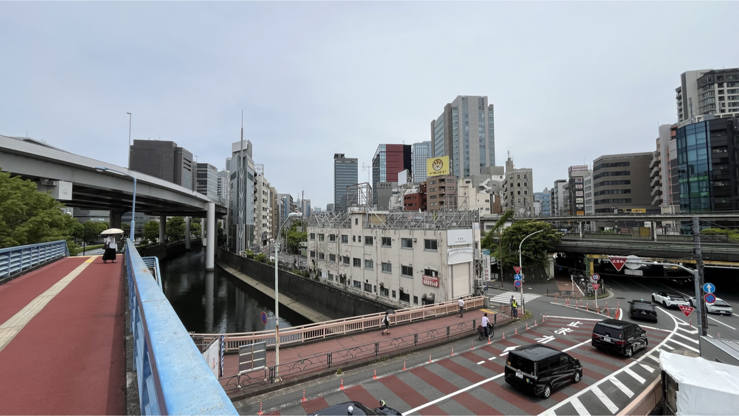 飯田橋交差点の歩道橋より、東側方面の神田川を撮影（2025年6月撮影）