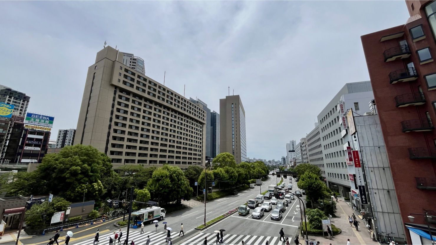 飯田橋駅北側、都道405号外濠環状線と1984年完成の市街地再開発ビル「セントラルプラザ・ラムラ」（2025年6月撮影）