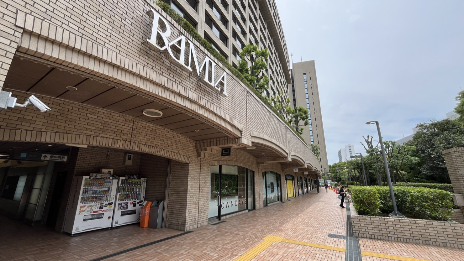 飯田橋駅北側に位置する再開発ビルのラムラ（2025年6月撮影）