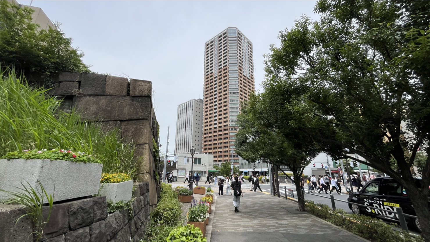 牛込見附と飯田橋プラーノ、マンションは総戸数414戸の「プラウドタワー千代田富士見」（2025年6月撮影）（2025年4月撮影）