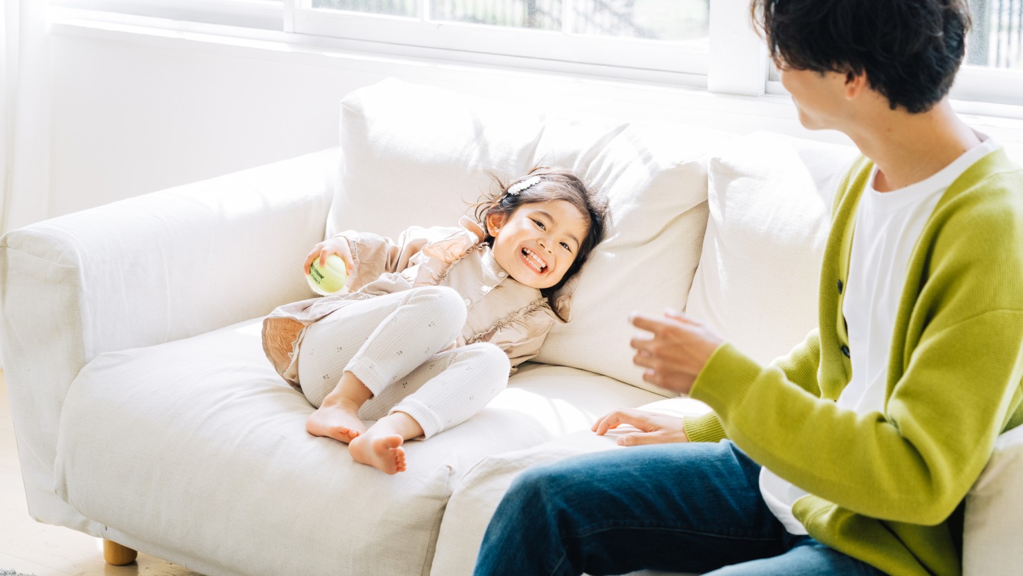 リビングで遊ぶ親子