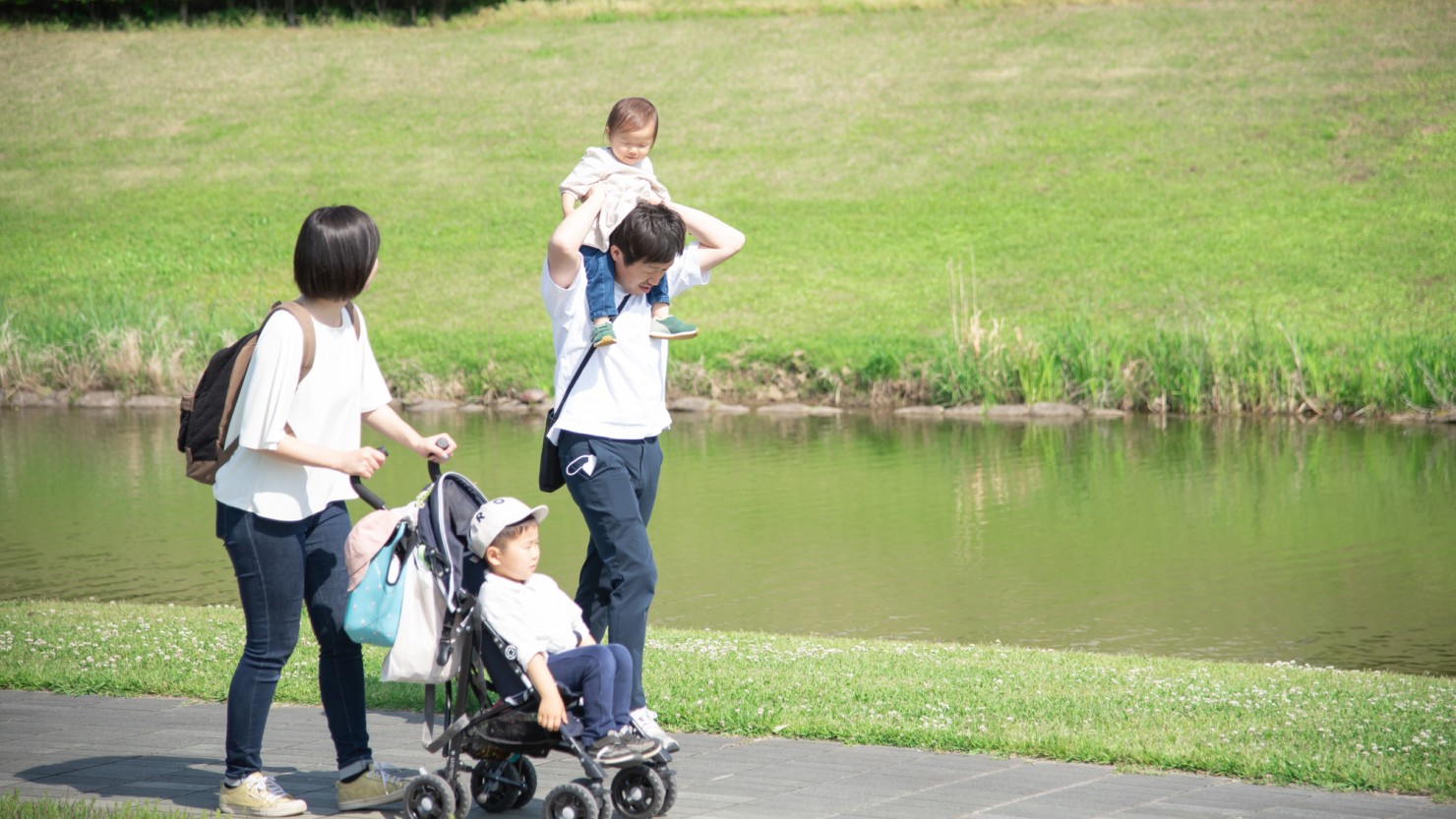 家族で散歩している様子