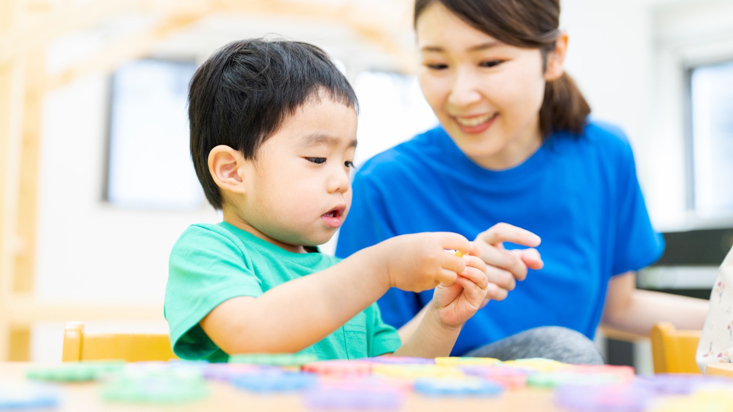 パズルで遊ぶ子ども