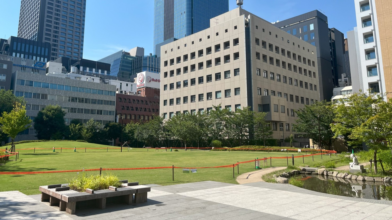 緑豊かで小川が流れる坂本町公園