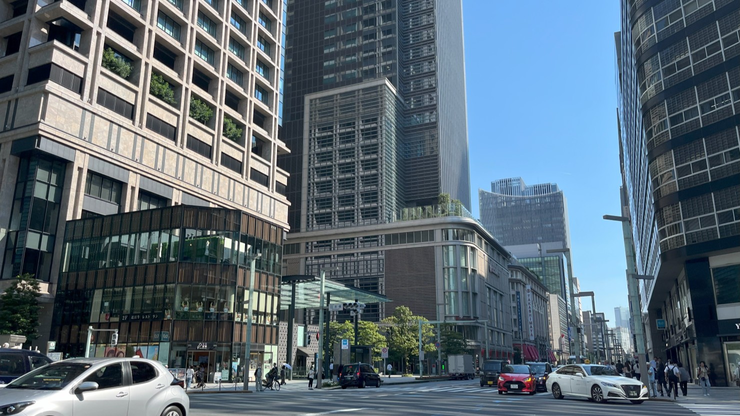 日本橋駅周辺はオフィスビルが多く立ち並ぶ