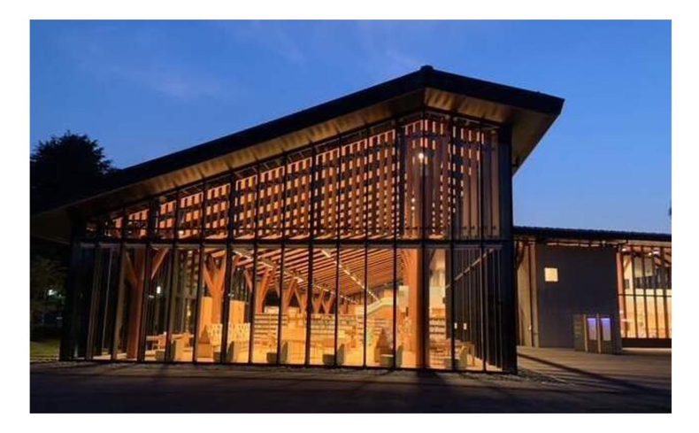 年間16万人が訪れる「飯能市立図書館」。西川材に包まれた空間で、森の中にいるような読書体験を