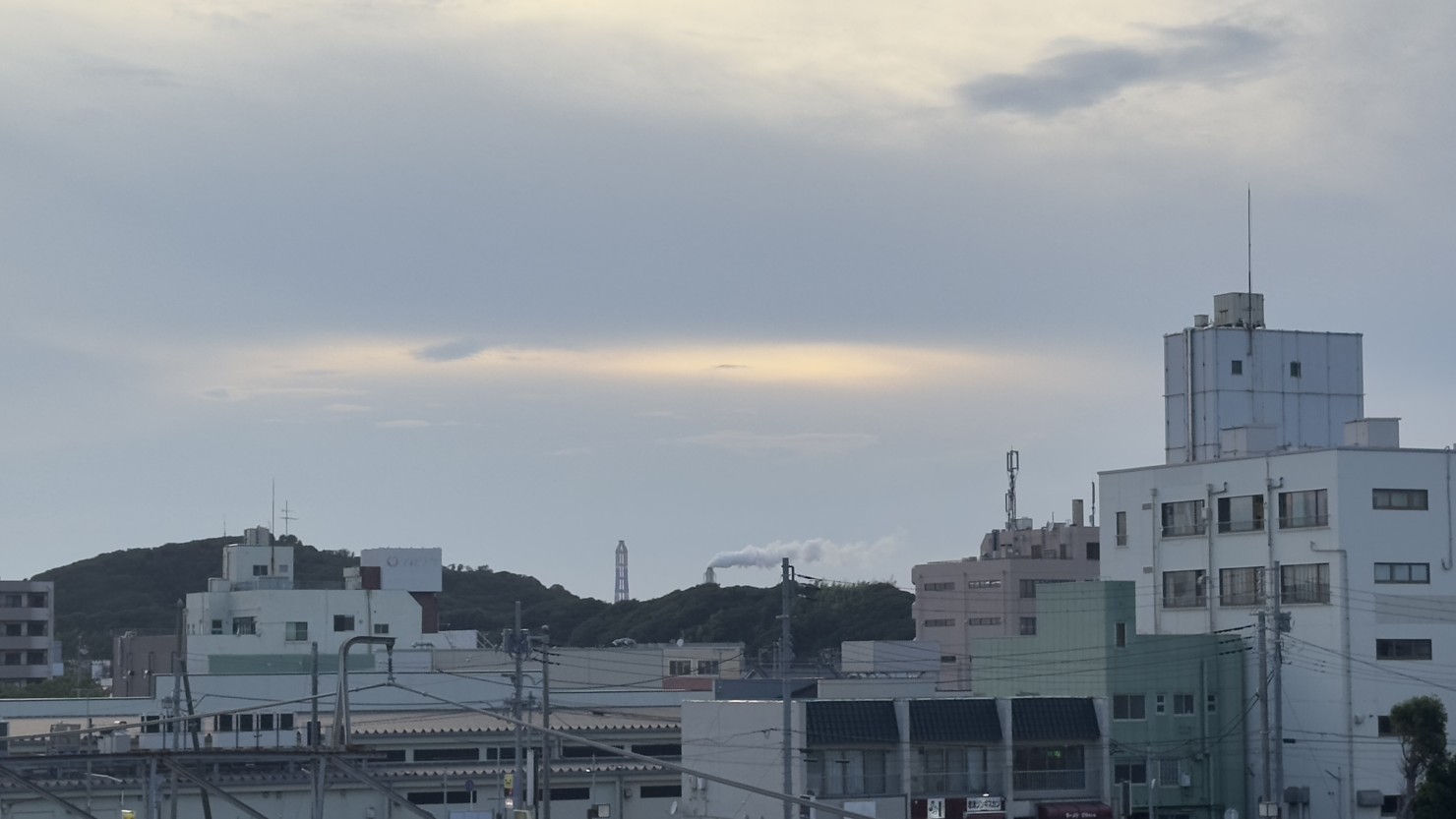 君津駅から見える日本製鉄の煙突からの煙