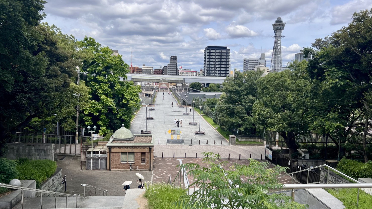 大阪市立美術館から見た通天閣(西側)