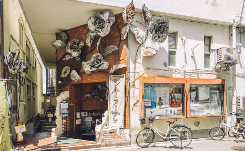 大阪・九条のミニシアター「シネ・ヌーヴォ」。日常から離れてひと息つくための、非日常の扉が街にあること