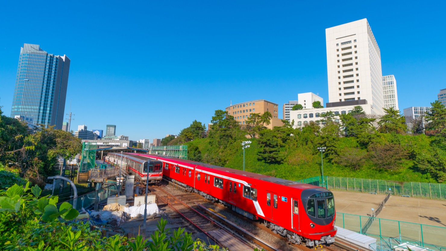 四ツ谷駅を出発する丸ノ内線