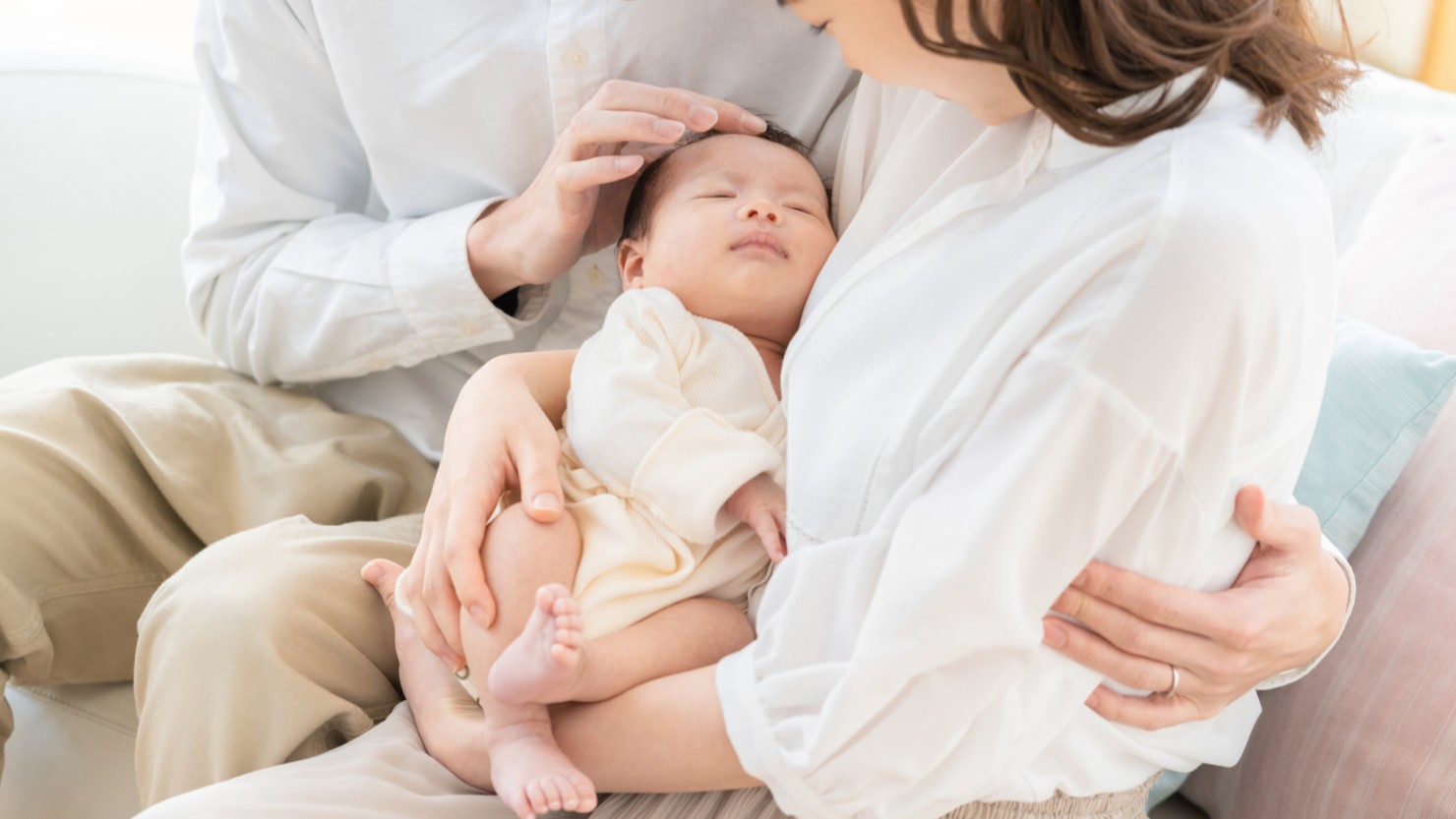 赤ちゃんを抱っこしている家族