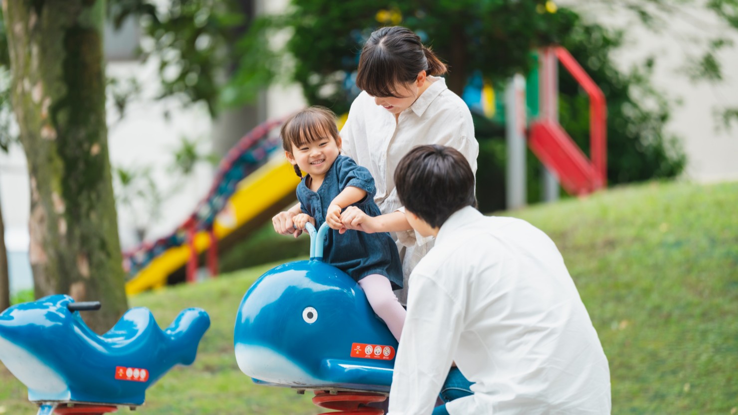 公園で遊ぶ家族