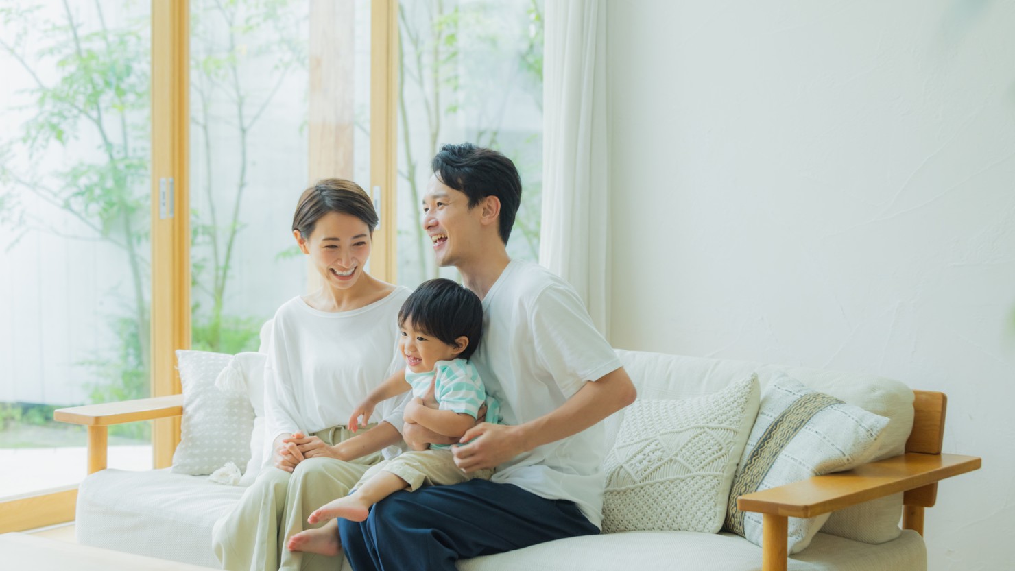 自宅で過ごす家族