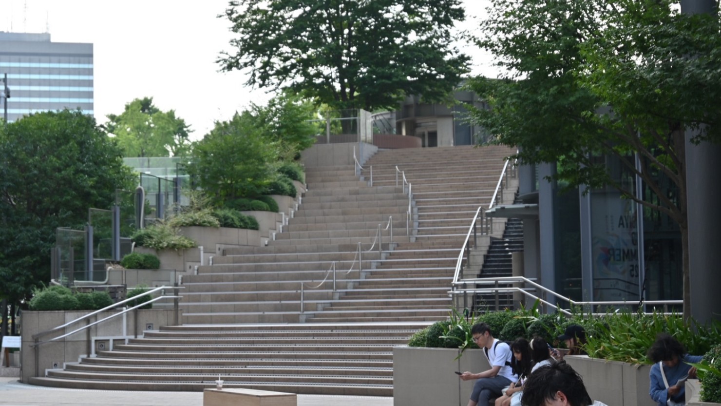 昼間の日比谷ステップ広場