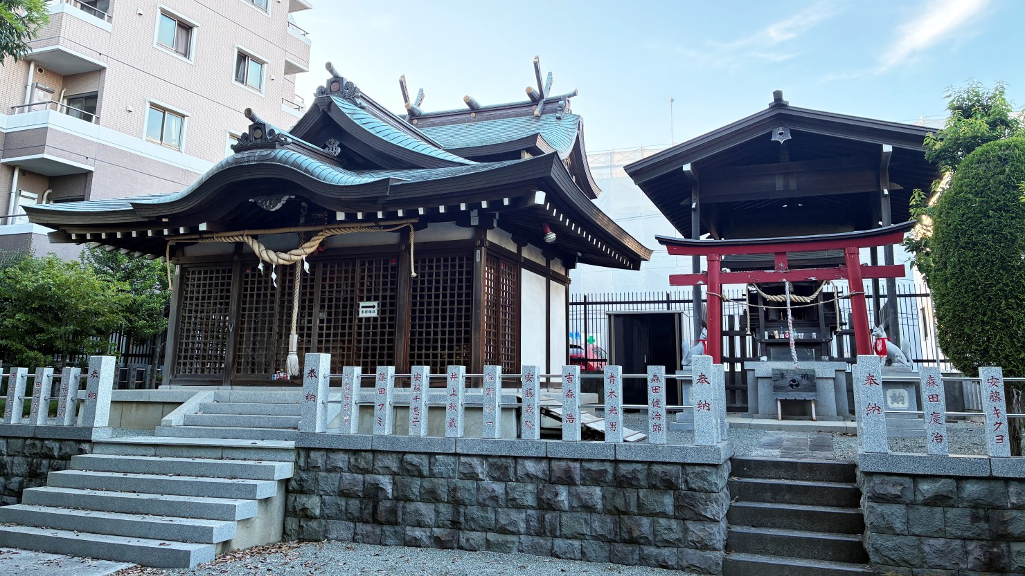 八幡神社・小台稲荷神社の拝殿