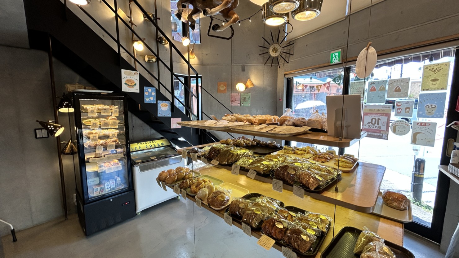 ベーカリーオールドキッチンオーガニック光が丘店店内。店に入ると中心にさまざまなパンが並ぶ