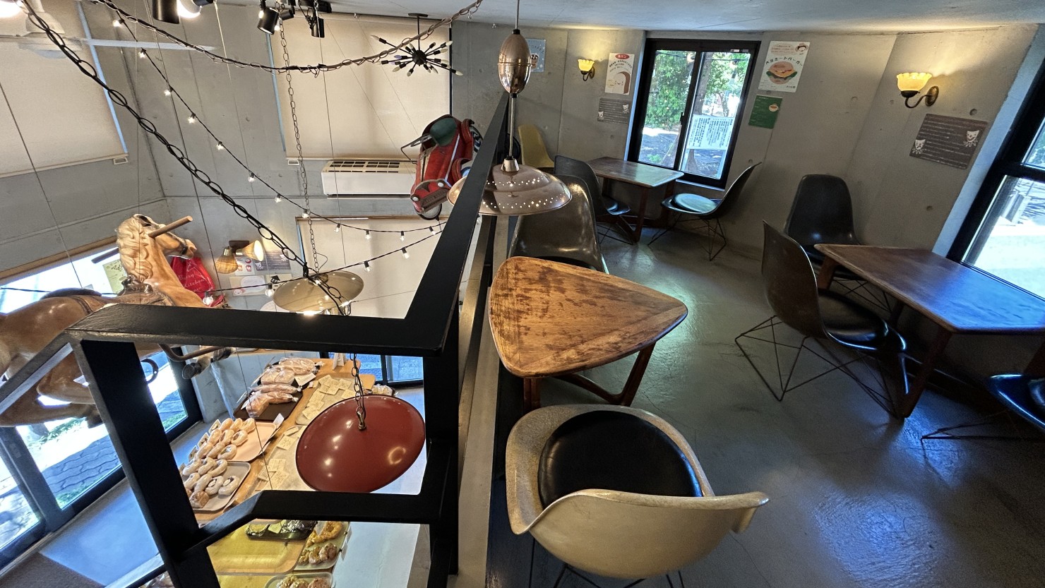 2階イートインスペース。席数は少ないながらもこだわりのインテリアが並んでいる