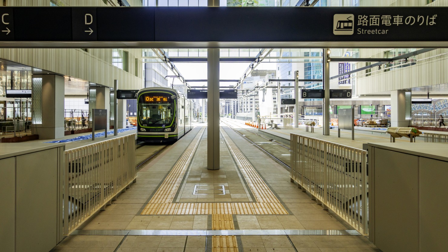 リニューアルにより広島駅2階の改札前に路面電車が乗り入れるようになった