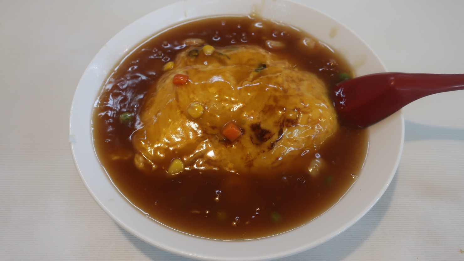 天津飯も普通で大盛りサイズでした。揚げ焼きそばや焼き飯もすべて大盛りサイズで提供