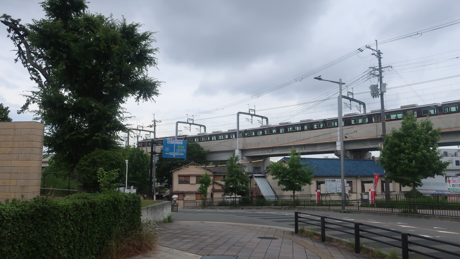 駅周辺の東町には一戸建て住宅が多く、南に行くと一人暮らし向けのマンションやアパートなどが 