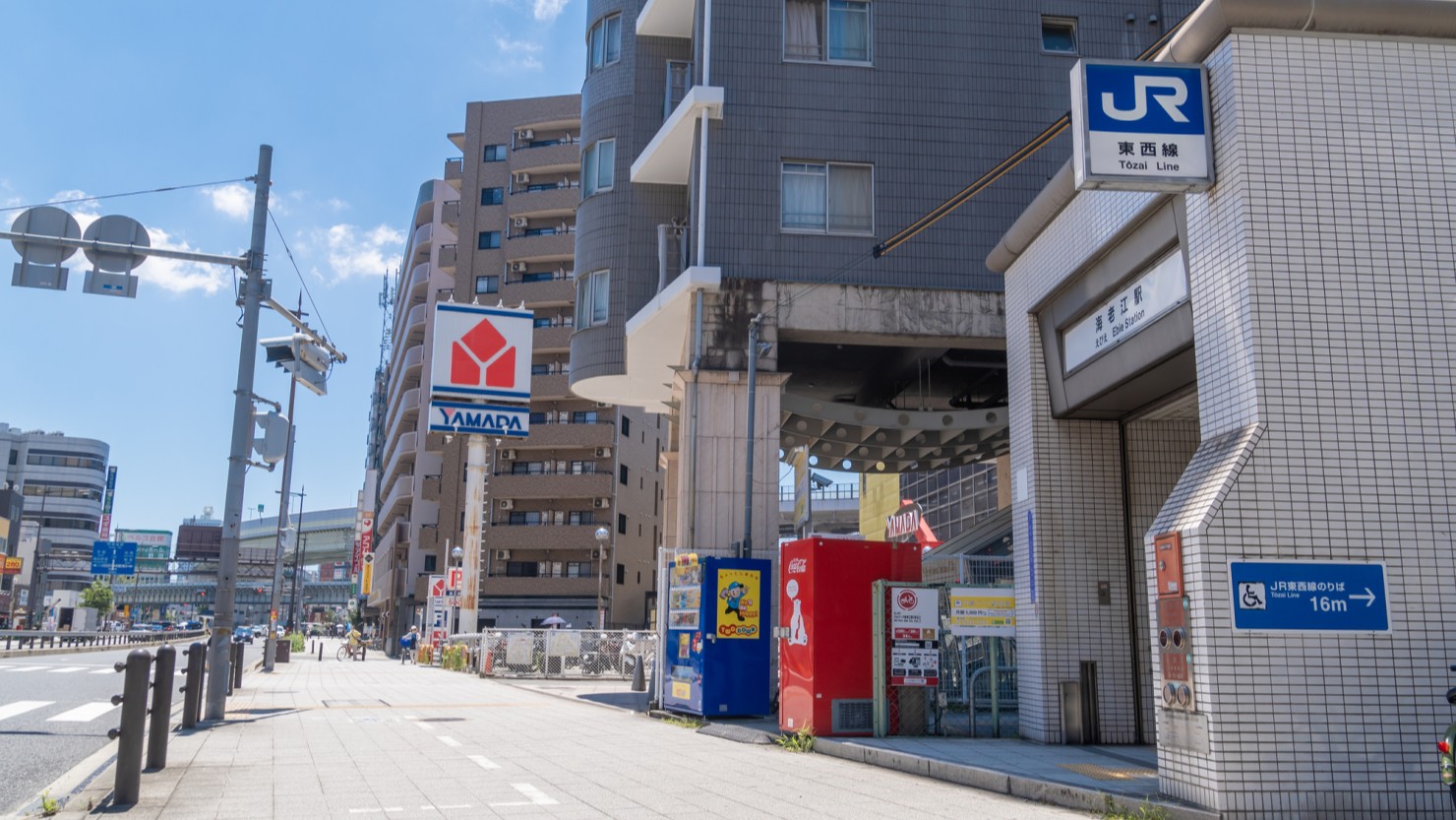 2番出口を出てすぐのところには電化製品店も