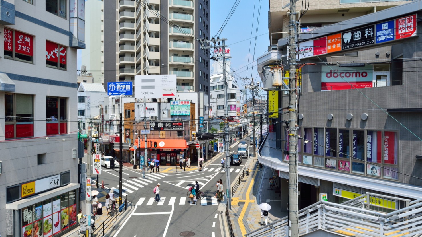 豊中駅の歩道橋から見た商店街の様子