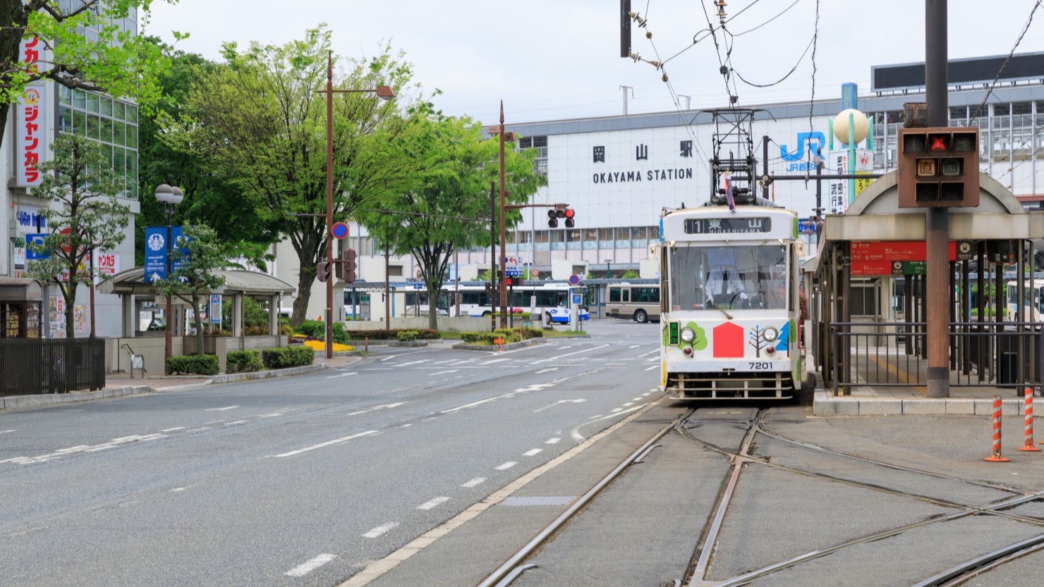 岡山駅東口と路面電車の電停