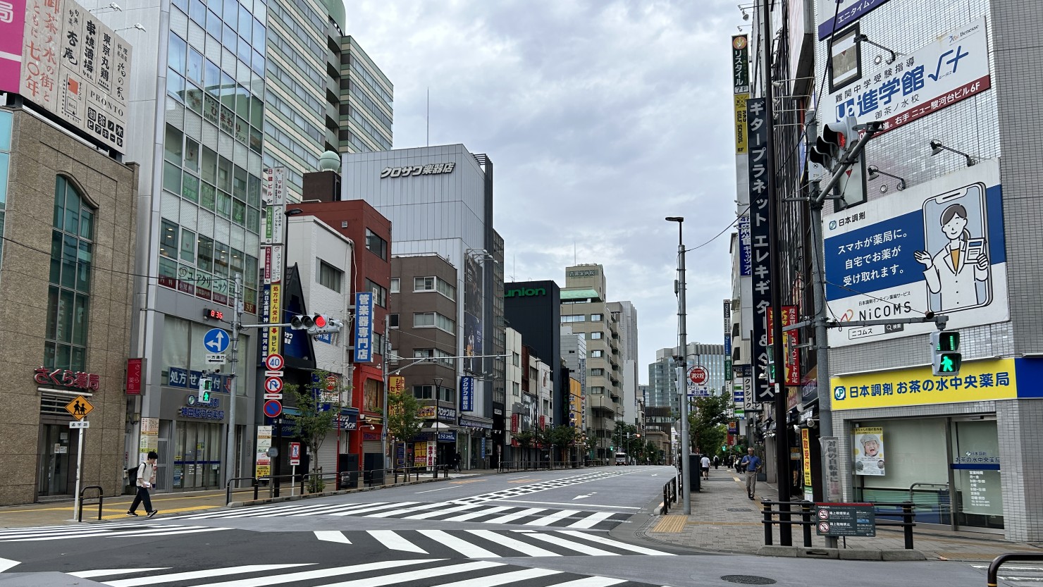 御茶ノ水楽器店街入口。写真の場所を起点に多くの楽器店が並んでいる