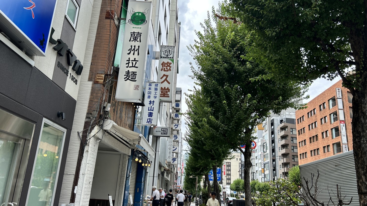 さまざまなジャンルの古書店が並ぶ神田古書店街