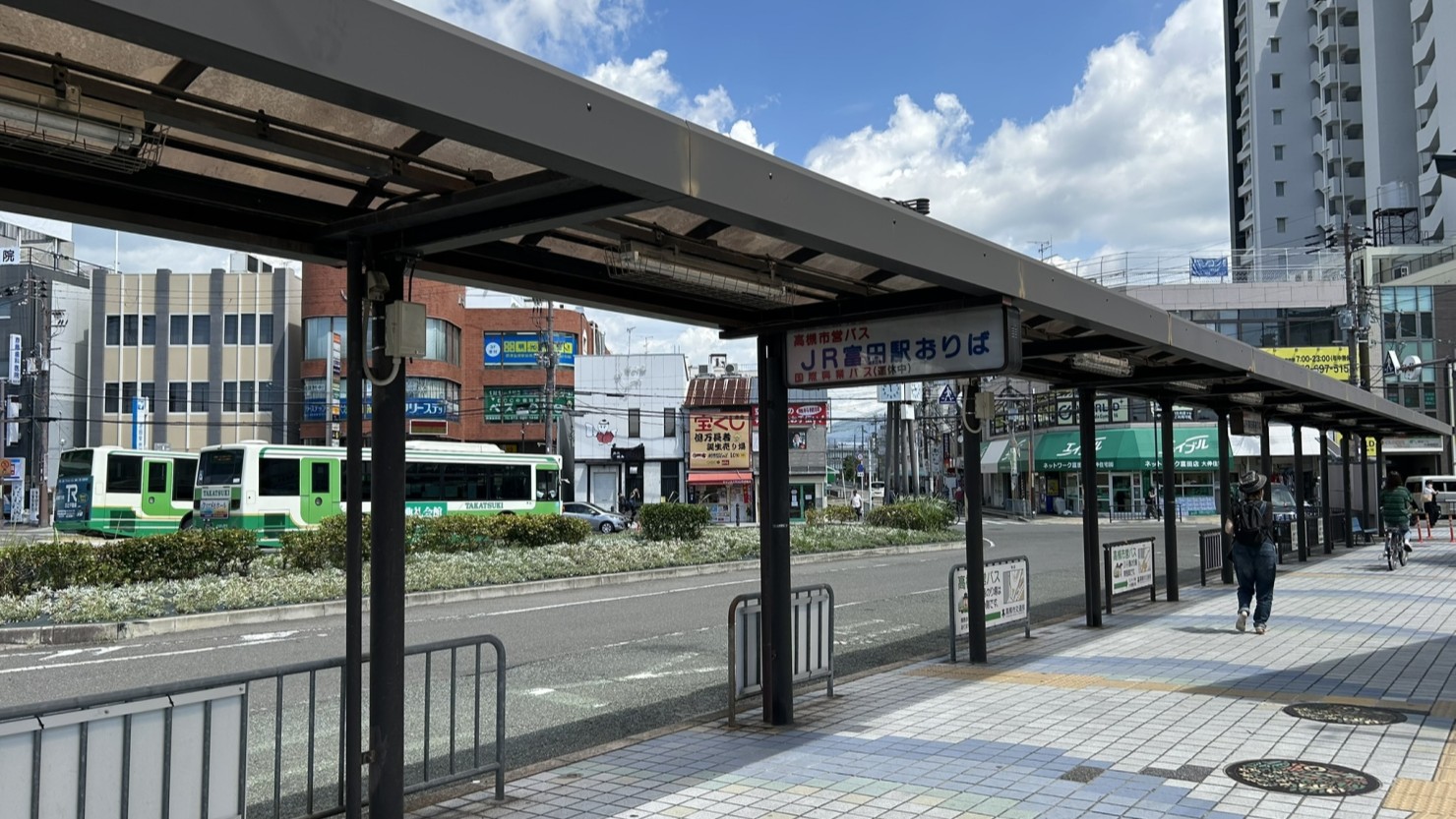 摂津富田駅北口前のバスロータリー