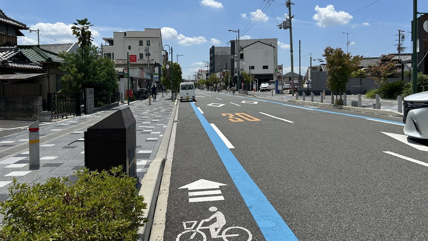 阪急富田駅の踏切の先にある富田商店街の道路