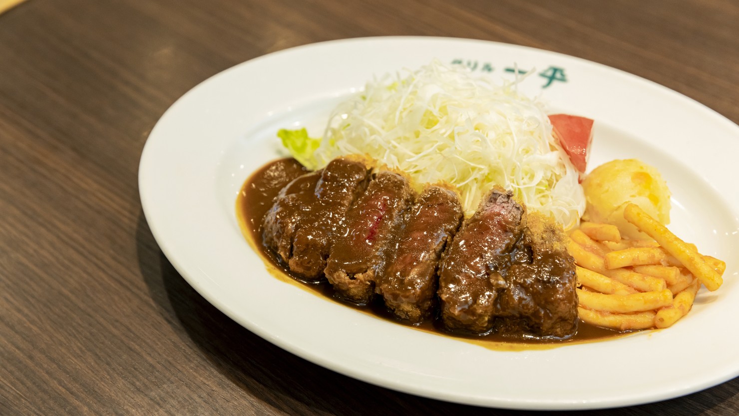 脂身の少ない最高級のオーストラリア産ヘレ肉を使用した「ヘレビーフカツレツ」100g 2,400円。やさしく噛むだけで、ほどけるほどやわらかい