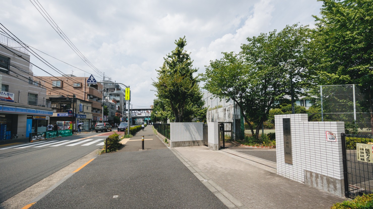 東京都立松沢病院の西門。奥に見えるのが八幡山駅