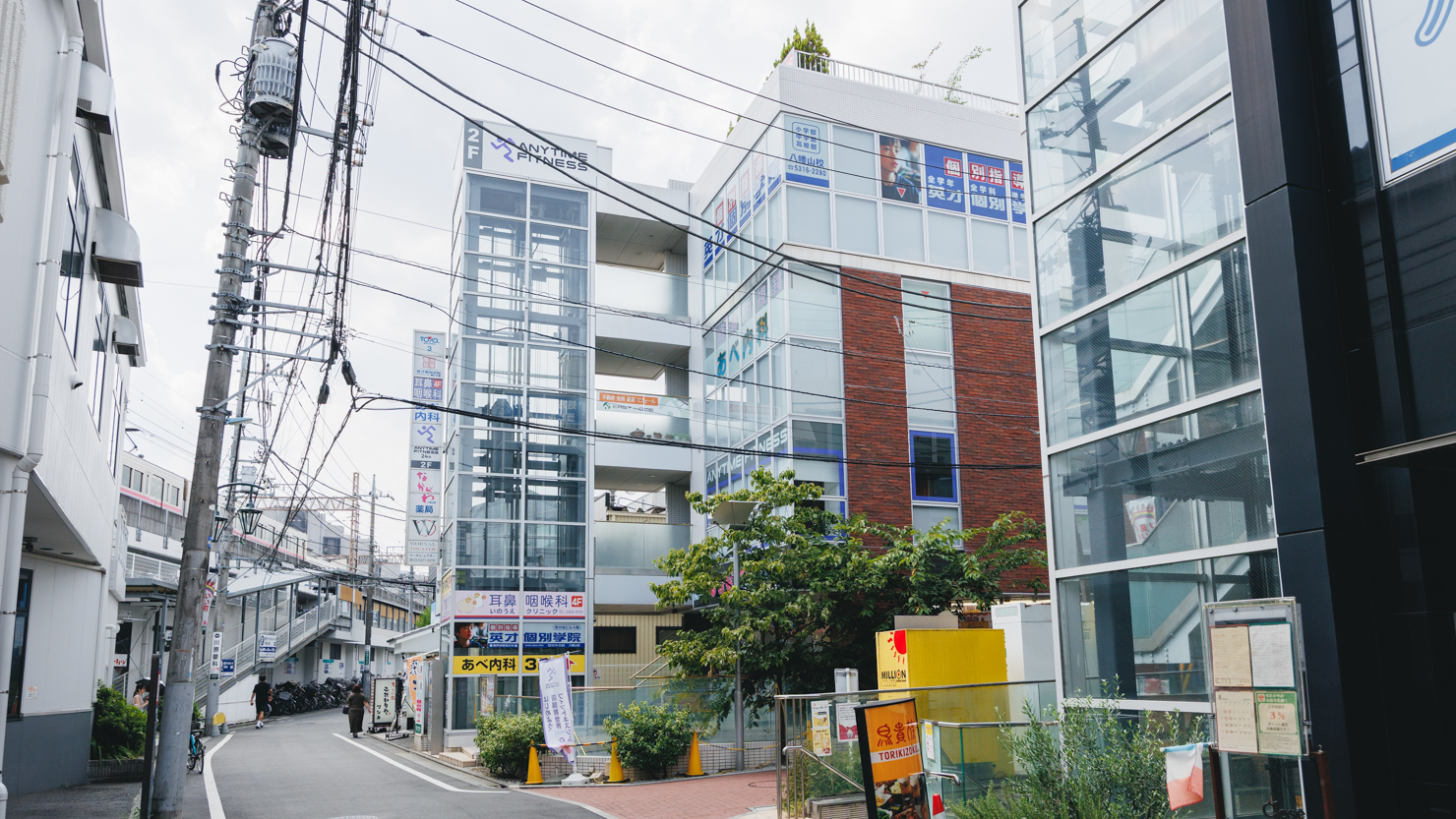 八幡山駅前にはクリニックが入るビルも