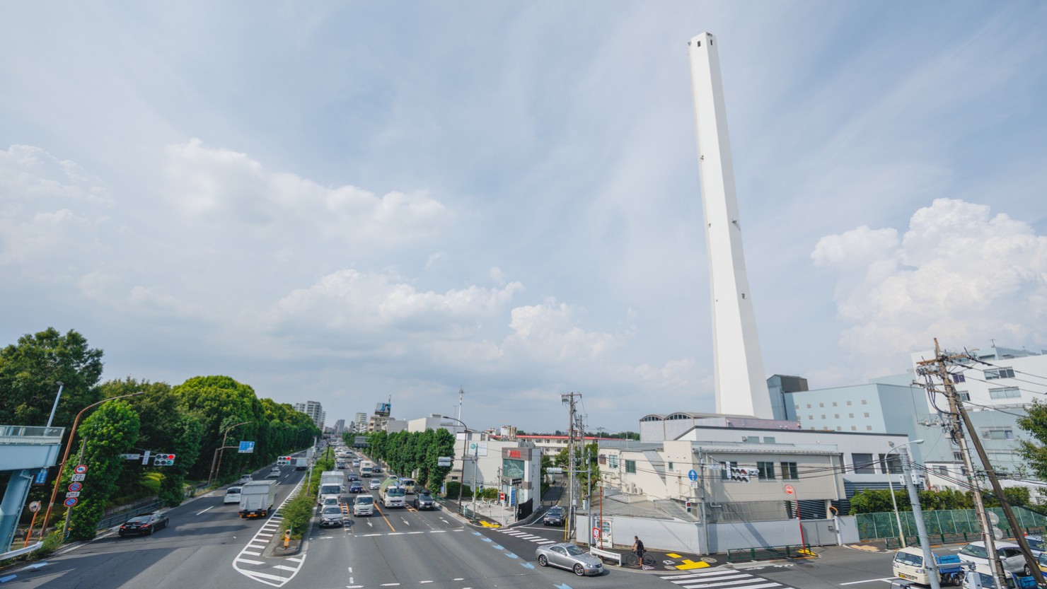 環状8号線「千歳台」交差点歩道橋から八幡山駅方面を見た様子。道の右側奥が八幡山三丁目