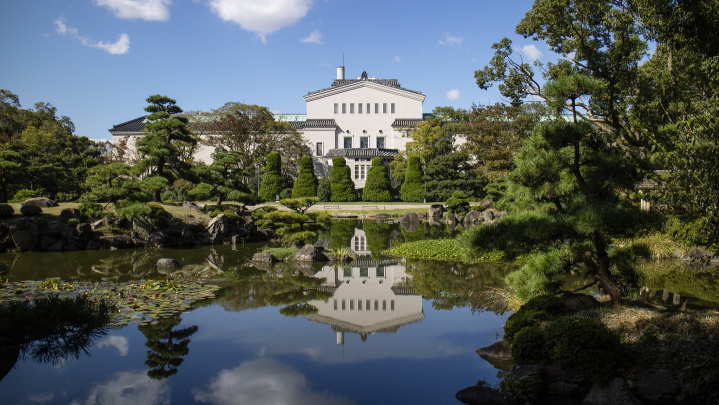慶沢園（けいたくえん）から見た大阪市立美術館