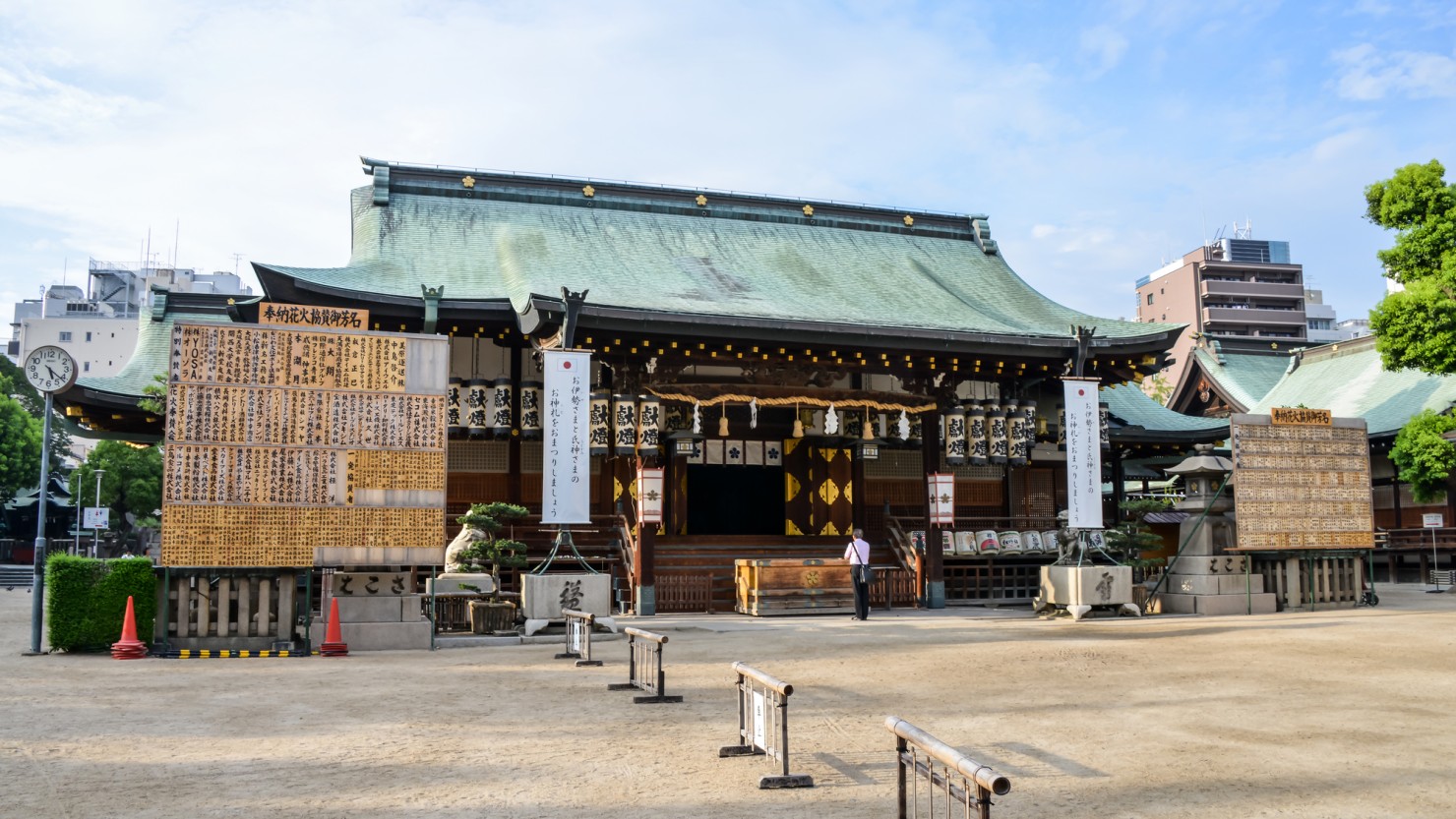 南森町駅の南側、にぎやかな商店街の真隣に大阪天満宮があります