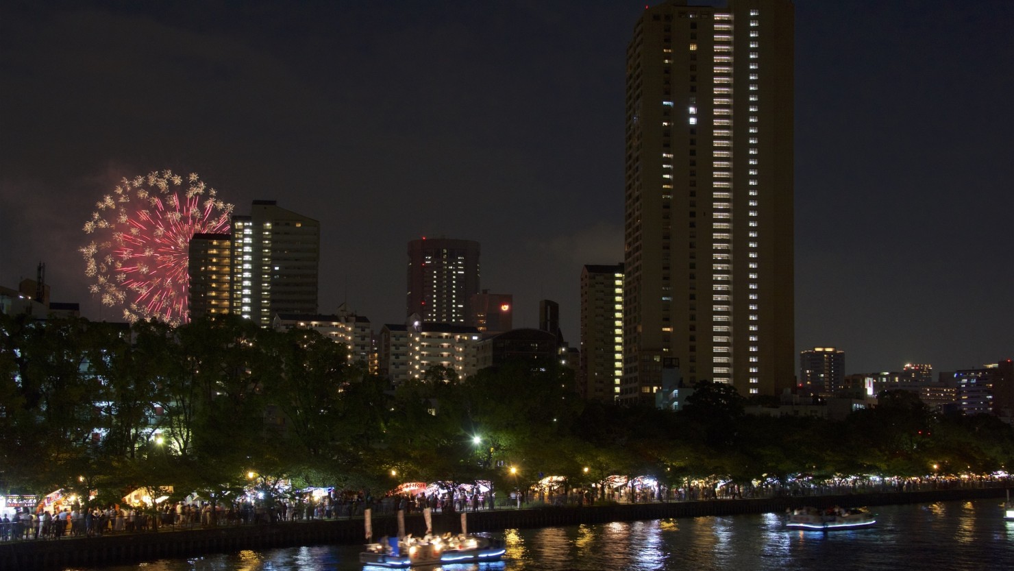 天神祭の花火大会の日に上空から撮影した南森町エリア