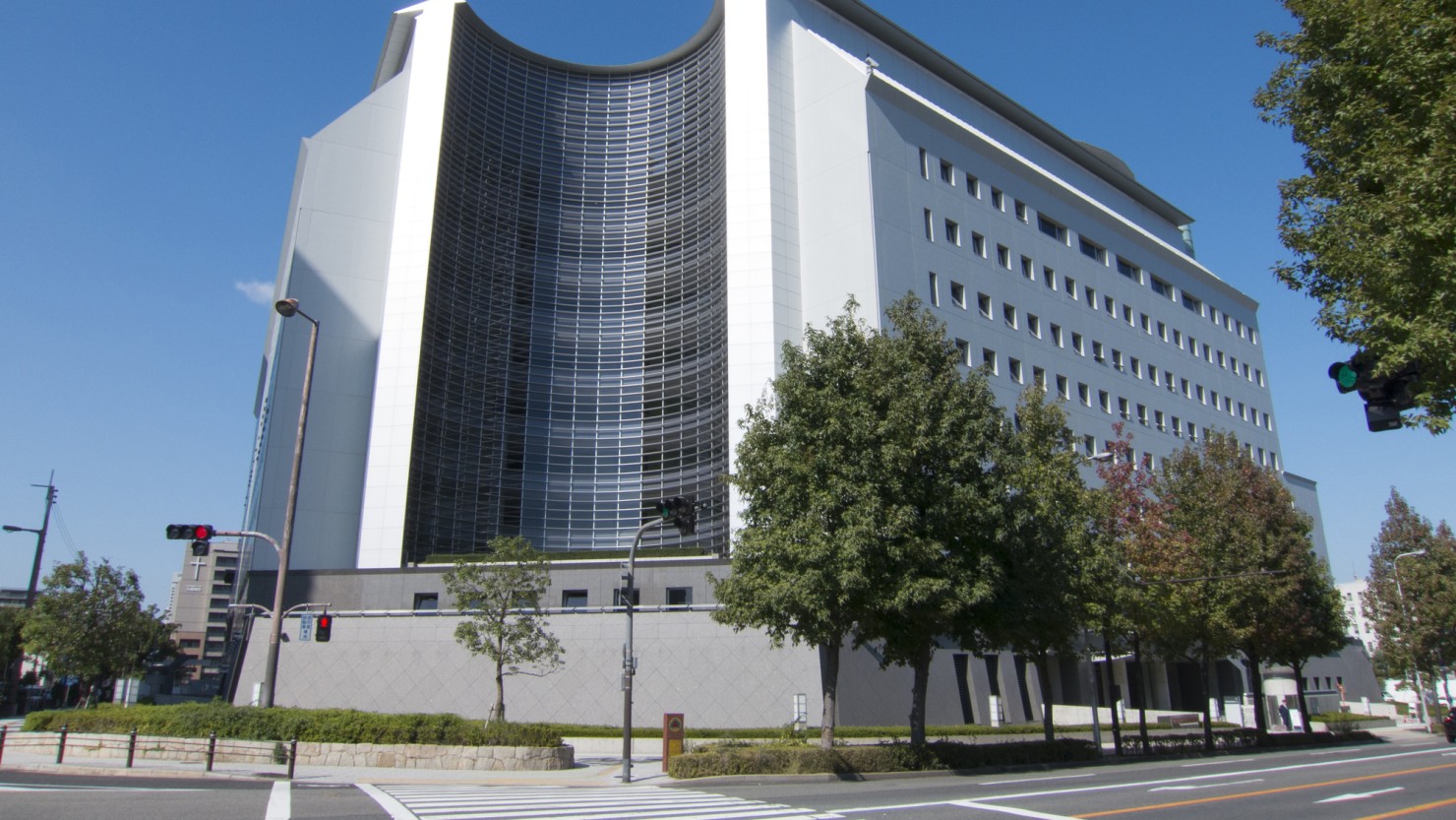 大阪府警察本部は大阪城公園に隣接しています。