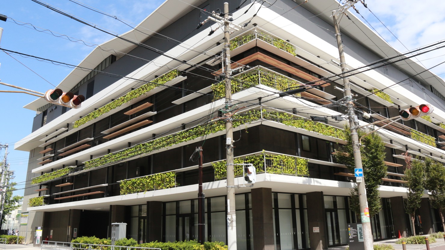 城東区複合施設の外観。壁面は五線譜をイメージしてデザインされた