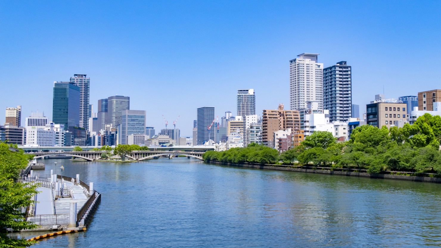 天満橋駅と対岸の賑やかな天満エリアをつなぐ橋からの風景（左が天満橋駅側）